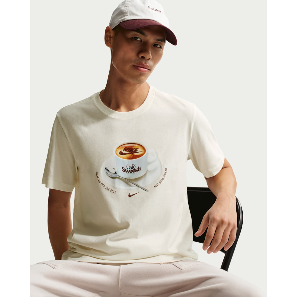 Футболка Nike Cafe Swoosh Mug Tee IH1159-133